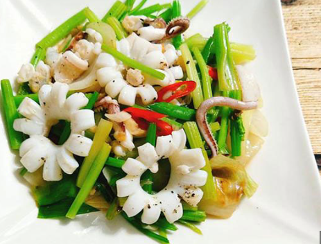 MỰC XÀO HÀNH CẦN