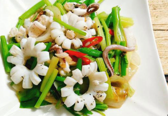 MỰC XÀO HÀNH CẦN