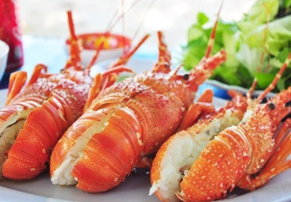 TÔM HÙM HẤP NƯỚC DÙA